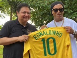 Berjumpa Ronaldinho, Airlangga Hartarto Diberi Jersey Timnas Brasil Warna Kuning Nomor 10