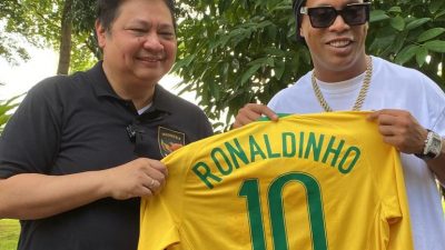 Berjumpa Ronaldinho, Airlangga Hartarto Diberi Jersey Timnas Brasil Warna Kuning Nomor 10