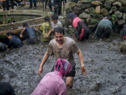 Momen Seru Wabup Bandung Sahrul Gunawan Ngagogo Ikan Bareng Warga di Ciwidey