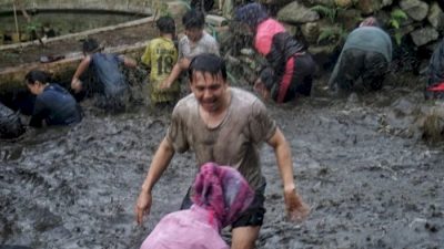 Momen Seru Wabup Bandung Sahrul Gunawan Ngagogo Ikan Bareng Warga di Ciwidey