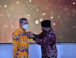 Peduli Kesejahteraan Keluarga di Riau, Gubernur Syamsuar Terima Penghargaan MKK Dari BKKBN