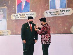 Arinal Djunaidi dan Riana Sari Raih Manggala Karya Kencana Dari BKKBN