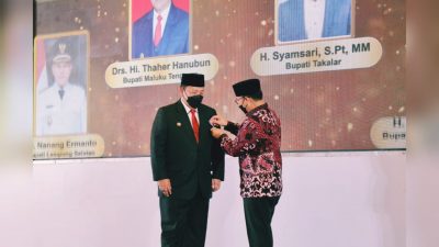 Arinal Djunaidi dan Riana Sari Raih Manggala Karya Kencana Dari BKKBN