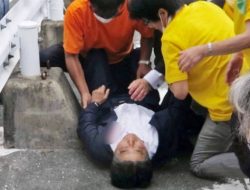 Eks PM Jepang Shinzo Abe Alami 2 Luka Tembak, Salah Satunya Tembus Jantung
