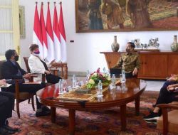 Menko Airlangga Dampingi Jokowi Terima Delegasi IMF di Istana Bogor