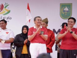 Hari Jadi Ke-65 Riau, Gubernur Syamsuar Senam Massal Bersama Ratusan Masyarakat