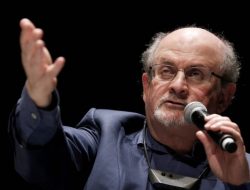 Pelaku Penikaman Penulis ‘Satanic Verse’ Salman Rushdie Dipuji Publik Iran