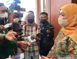 Gubernur Jatim Khofifah Terima Anugerah Pemimpin Terpopuler di Media Daring