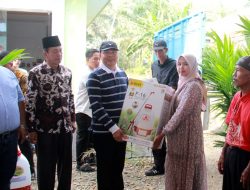 Gubernur Bengkulu Rohidin Mersyah Serahkan Bibit dan Alsintan Untuk Kelompok Tani Pino Raya