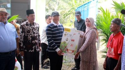 Gubernur Bengkulu Rohidin Mersyah Serahkan Bibit dan Alsintan Untuk Kelompok Tani Pino Raya