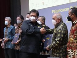 Menko Airlangga Luncurkan Buku Perjalanan Indonesia Hadapi Pandemi COVID-19