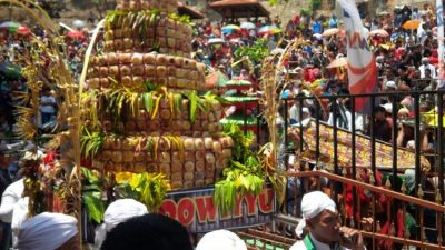 Sejarah Saparan Yaqowiyu, Bagi-Bagi Kue Apem Ki Ageng Gribig Di Jatinom, Klaten