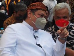 Ganjar Pranowo Dampingi Airlangga Hartarto Bagikan Apem ke Warga Klaten di Haul Kiai Ageng Gribig