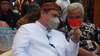 Ganjar Pranowo Dampingi Airlangga Hartarto Bagikan Apem ke Warga Klaten di Haul Kiai Ageng Gribig