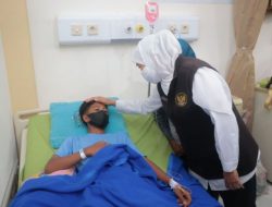 Gubernur Khofifah Jenguk 40 Siswa Korban Putusnya Jembatan Gantung di Probolinggo