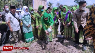 Gubernur Jatim Ajak Kader Muslimat NU Sedekah Oksigen Lewat Gerakan Tanam Pohon