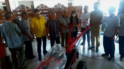 Dito Ganinduto Serahkan 20 Hand Tractor Untuk Petani Di Banyumas Dan Cilacap