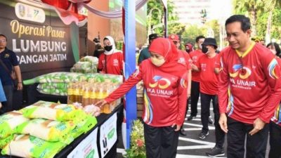 Gubernur Khofifah Berangkatkan Puluhan Truk Dalam Operasi Pasar Lumbung Pangan Jatim
