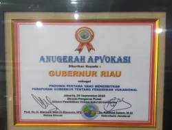 Pendidikan Vokasi Tumbuh Baik di Riau, Gubernur Syamsuar Terima Penghargaan APVOKASI