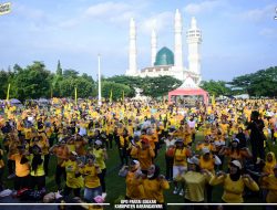 30 Ribu Warga Kuningkan Alun-alun Karanganyar, Meriahkan Jalan Sehat HUT ke-58 Partai Golkar