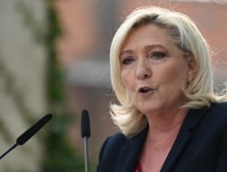 Politisi Sayap Kanan Prancis Marine Le Pen Desak Pemerintah Tutup Lebih Banyak Masjid