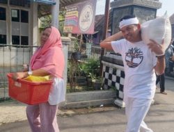 Digugat Cerai Bupati Purwakarta, Dedi Mulyadi Pilih Datangi Janda Sambil Panggul Beras