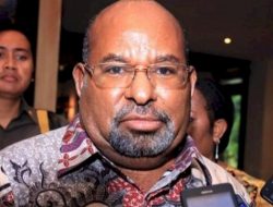 Lukas Enembe Diminta Contoh Eks Gubernur Papua Barnabas Suebu Patuhi Hukum