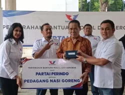 Bangkitkan Ekonomi Masyarakat, Perindo Konsisten Bagikan Gerobak ke Pedagang UMKM