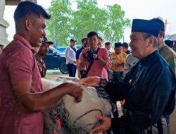 Gubri Syamsuar Serahkan 776 Unit Alat Tangkap Ikan Untuk 7 Kelompok Nelayan di Rohil