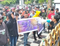 Konten TikTok Bikin Resah, Puluhan Warga Surabaya Geruduk Wakil Walikota Armuji