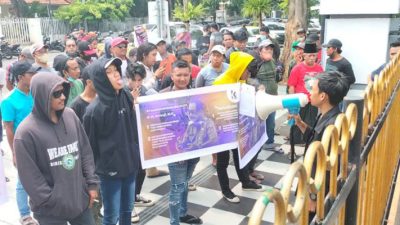 Konten TikTok Bikin Resah, Puluhan Warga Surabaya Geruduk Wakil Walikota Armuji