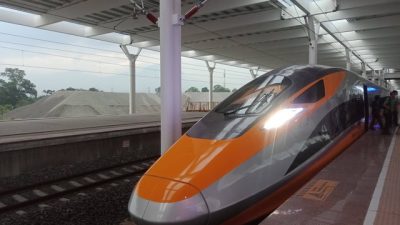 Menko Luhut: Proyek Kereta Cepat Harus Jadi, Tak Boleh Mundur!