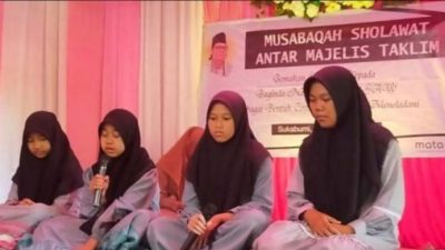 Emak-Emak Majelis Taklim dan Santriwati Gelar Misabaqah Shalawat Piala Airlangga