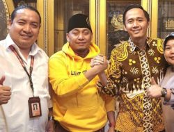 Pakai Baju Kuning Saat Temui Teguh Rusiana, Sinyal Ustaz Ujang Bustomi Masuk Golkar Cirebon?