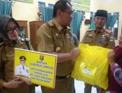 Gubernur Arinal Djunaidi Serahkan Bantuan Sembako untuk Korban Banjir dan Tanah Longsor di Pesibar