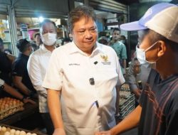 Tinjau Pasar di Medan, Menko Airlangga Pastikan Harga dan Stok Pangan Aman Selama Nataru