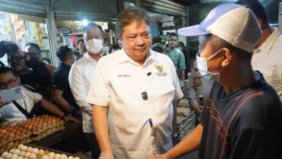 Tinjau Pasar di Medan, Menko Airlangga Pastikan Harga dan Stok Pangan Aman Selama Nataru