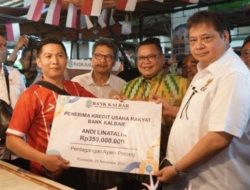 Blusukan ke Pasar Flamboyan Pontianak, Menko Airlangga Salurkan KUR Rp.1,18 Triliun