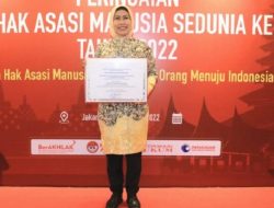 Kemenkumham RI Anugerahi Ratu Tatu Chasanah Penghargaan ‘Bupati Peduli HAM’