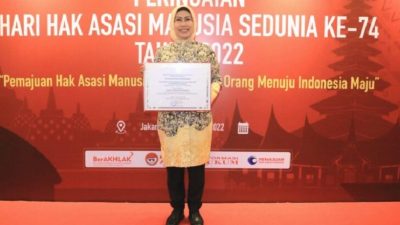 Kemenkumham RI Anugerahi Ratu Tatu Chasanah Penghargaan ‘Bupati Peduli HAM’