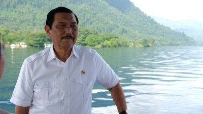 Ditegur Jokowi Karena Pakai Sepatu Impor, Luhut: Saya Pakai Sepatu Lokal Sekarang