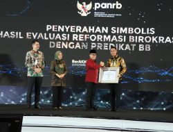 Bupati Tuban Aditya Halindra Raih Penghargaan Akuntabilitas Dari Menpan RB