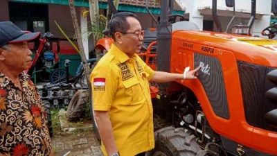 Firman Soebagyo Serahkan Beragam Alsintan Untuk Puluhan Kelompok Petani di Pati