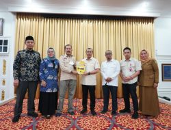 Gubri Syamsuar Terima Penghargaan Anugerah Keterbukaan Informasi Publik