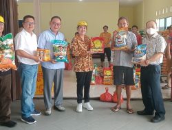 Cen Sui Lan dan Yayasan Bhakti Sasana Tebar Bansos Imlek Untuk Warga Bintan Timur