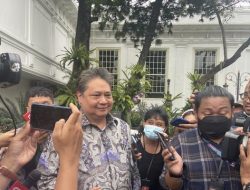 Keluar Istana Presiden Menko Airlangga Beri Kode Hari Rabu, Reshuffle Kabinet?