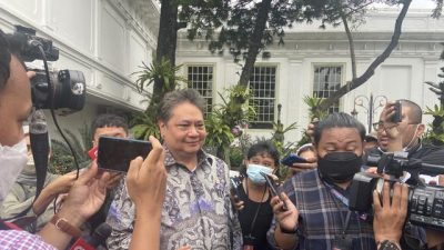 Keluar Istana Presiden Menko Airlangga Beri Kode Hari Rabu, Reshuffle Kabinet?