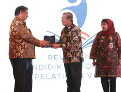Syamsuar Wakili Gubernur se-Indonesia Terima Perpres Vokasi Dari Menko Airlangga