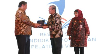 Syamsuar Wakili Gubernur se-Indonesia Terima Perpres Vokasi Dari Menko Airlangga