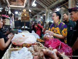 Blusukan di Jimbaran, Wamendag Jerry Sambuaga Pastikan Harga Sembako Stabil dan Stok Aman